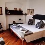 B&B S. Trinita 18 Suites & Rooms