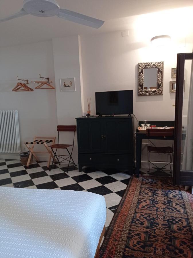 Bed & Breakfast S. Trinita 18 & *